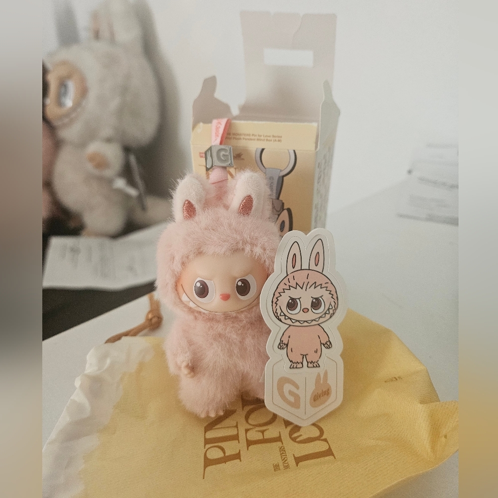 Pin For Love Labubu Kechain Pop Mart - Letter G